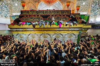 ضریح مطهر امام حسین (ع) در روز اربعین حسینی