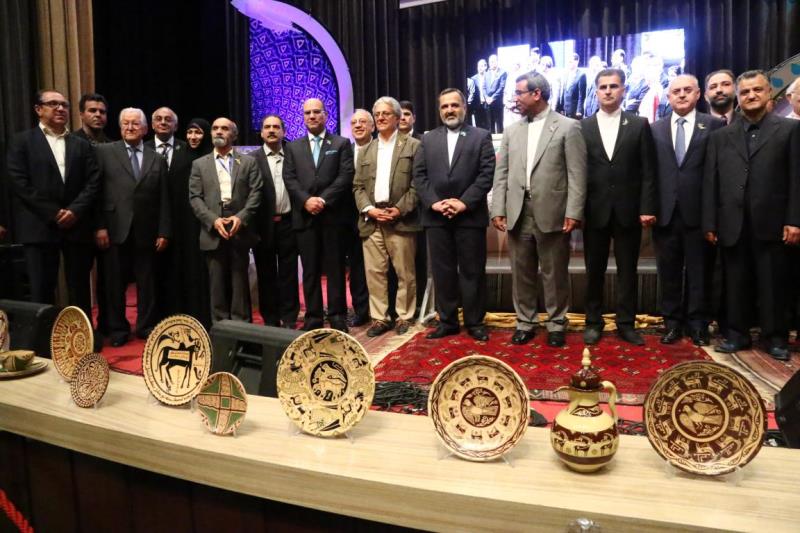 اهدای نشان سیمرغ فیروزه ای در همایش اوج انسان اهدای نشان سیمرغ فیروزه ای در همایش اوج انسان