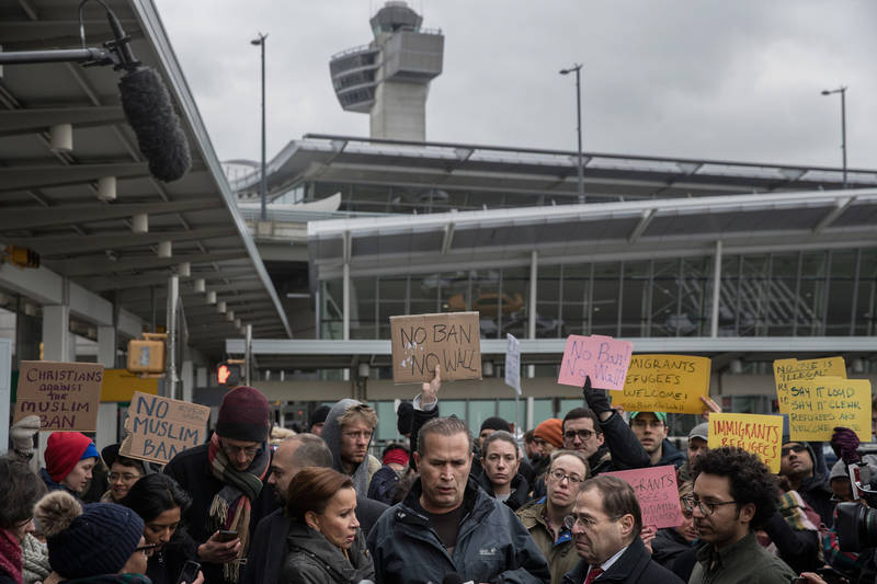 کارنامه کامل عملکرد دانلد ترامپ در ۱۰۰ روز اول ریاست جمهوری + تصاویر