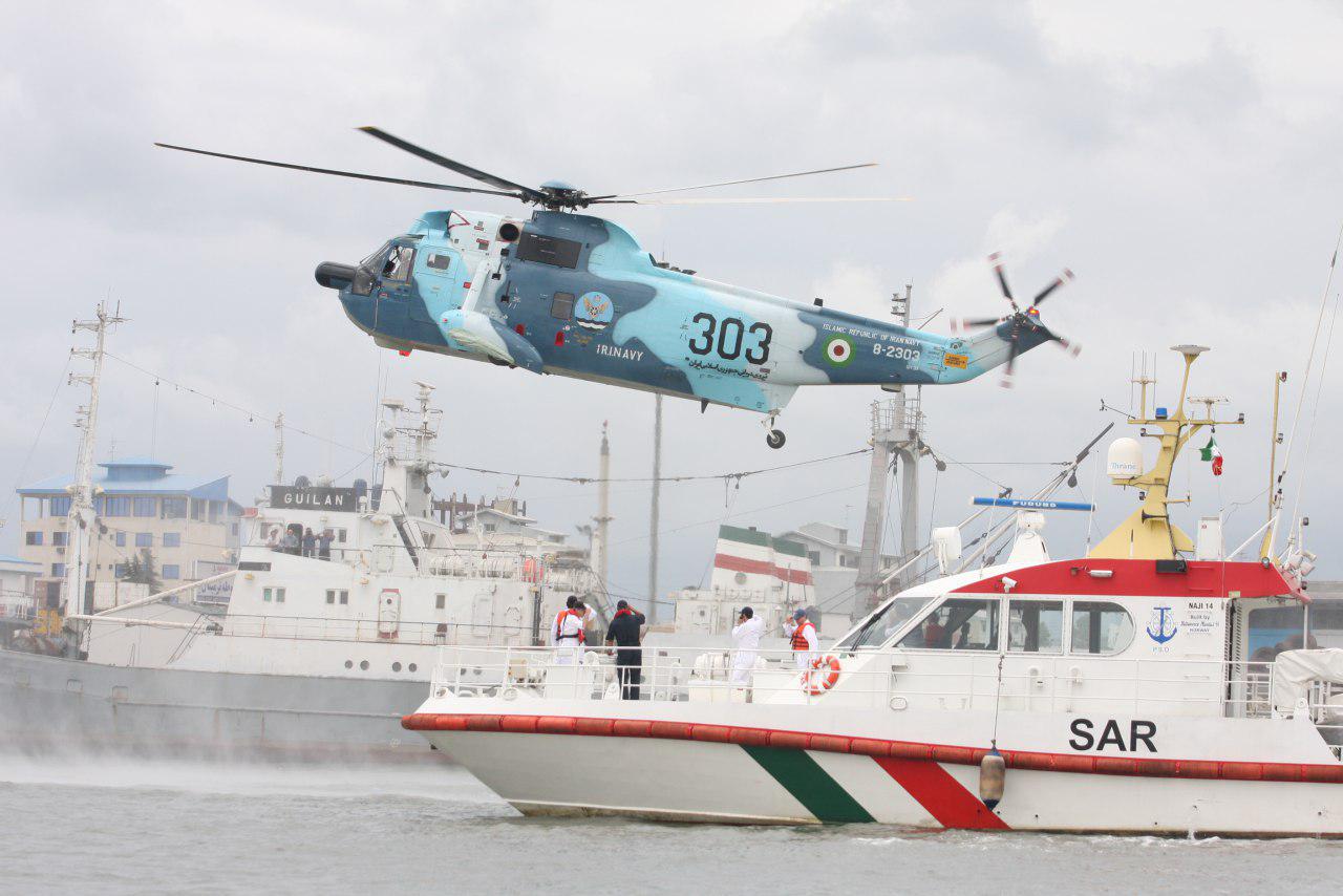 نجات 12 نفر از سرنشینان شناور نظامی اماراتی با هماهنگی مرکز جستجو و نجات بندرعباس