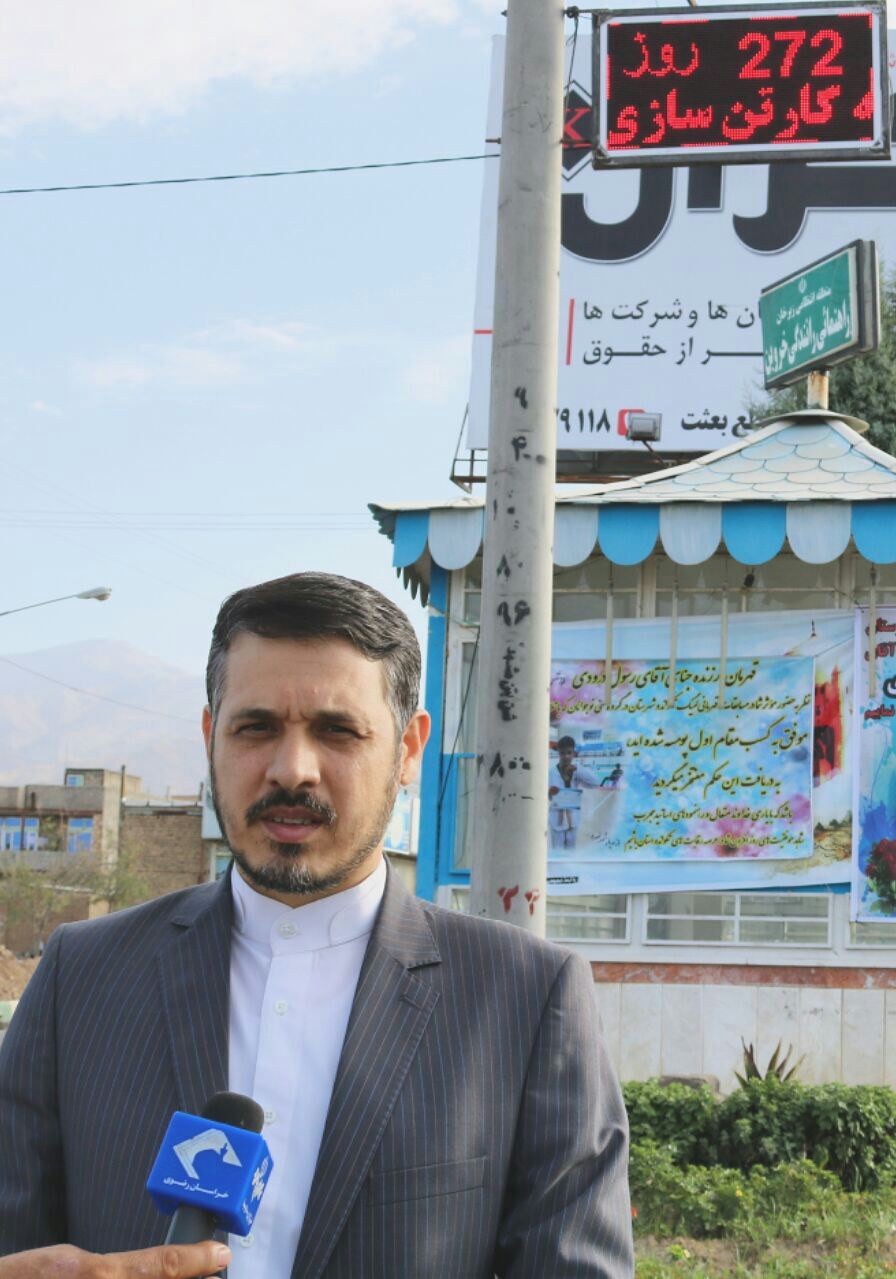 نصب تابلوی روز شمار انتقال کارخانه کارتن سازی از شهر خرو