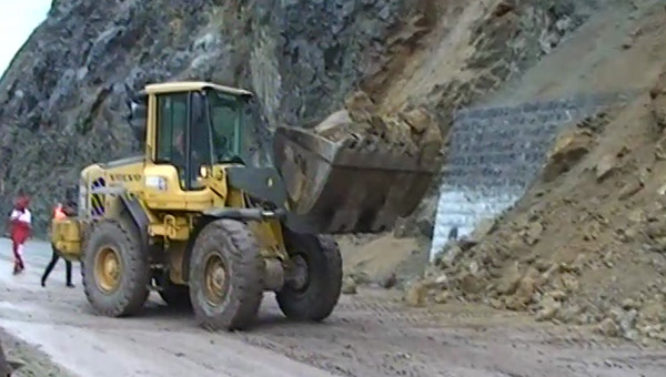 ریزش کوه مابین تونل های 8 و 9 جاده اردبیل- سرچم  