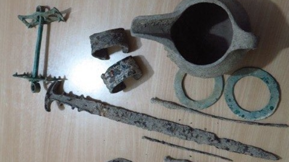 کشف اشیای تاریخی در شهرستان چرداول کشف اشیای تاریخی در شهرستان چرداول