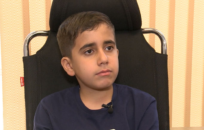 تسلط کودک همدانی به هشت زبان زنده دنیا تسلط کودک همدانی به هشت زبان زنده دنیا