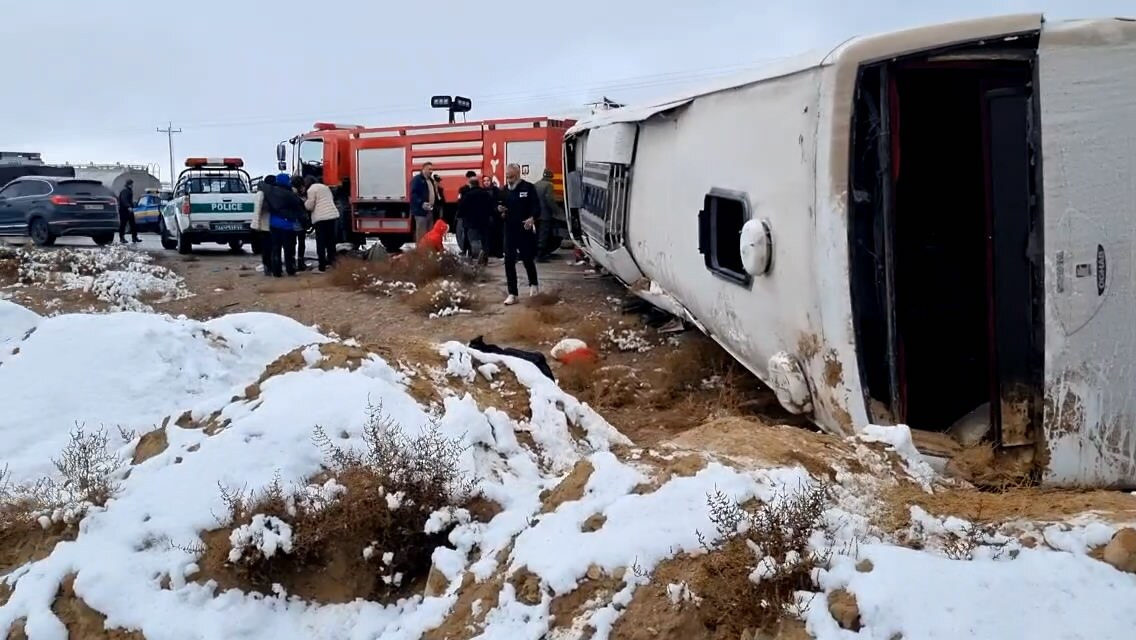 ۲ کشته و ۲۲ مصدوم بر اثر واژگونی اتوبوس در محور میمه به دلیجان