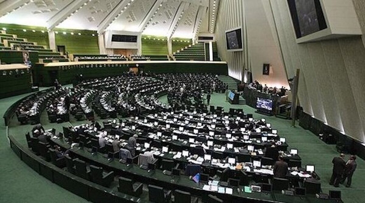 نمایندگان موافق و مخالف استیضاح همتی در مجلس، چه گفتند؟