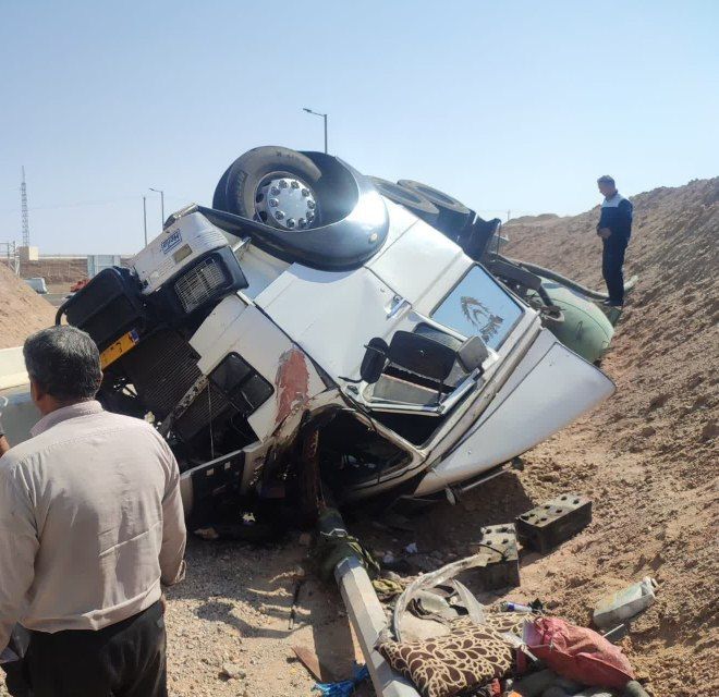 یک مصدوم در حادثه واژگونی تریلر بونکر سیمان