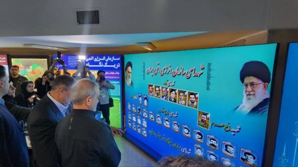 بازدید رئیس جمهور از نمایشگاه دستاوردهای صنعت هسته‌ای