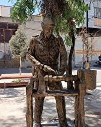 نصب دو نماد صنایع‌دستی در بازار تاریخی بروجرد