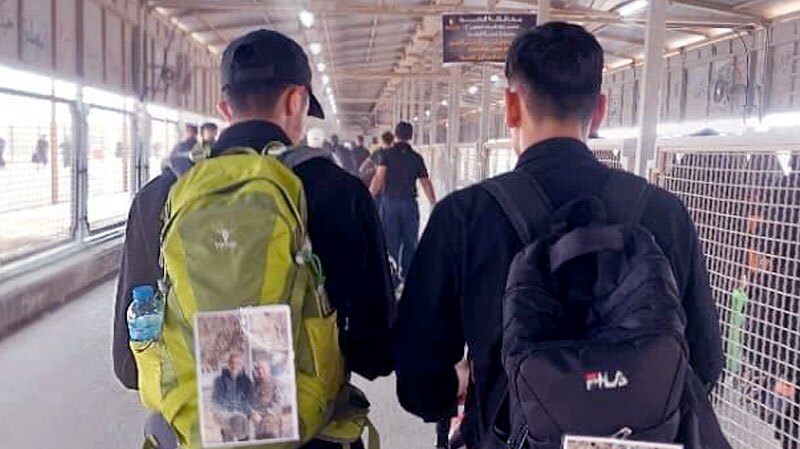 حمل تصویر شهید محیطبان دیدهبان بر کوله زائران اربعین در بهبهان حمل تصویر شهید محیطبان دیدهبان بر کوله زائران اربعین در بهبهان