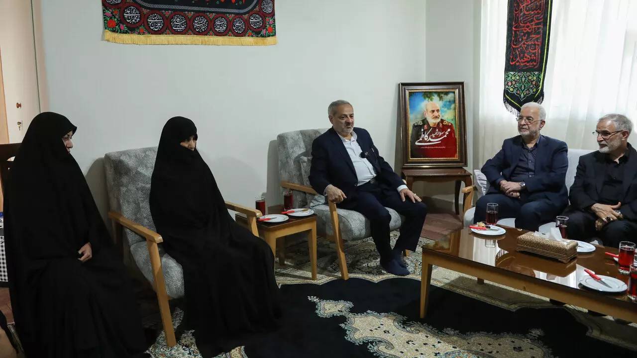 حضور وزیر کشور در منزل شهیدان حاجی‌زاده و کاظمی