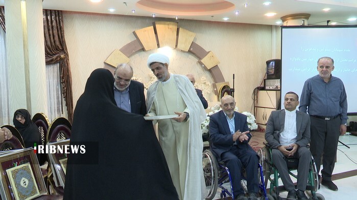 تجلیل از خانواده شهدای اقتدار در قم تجلیل از خانواده شهدای اقتدار در قم