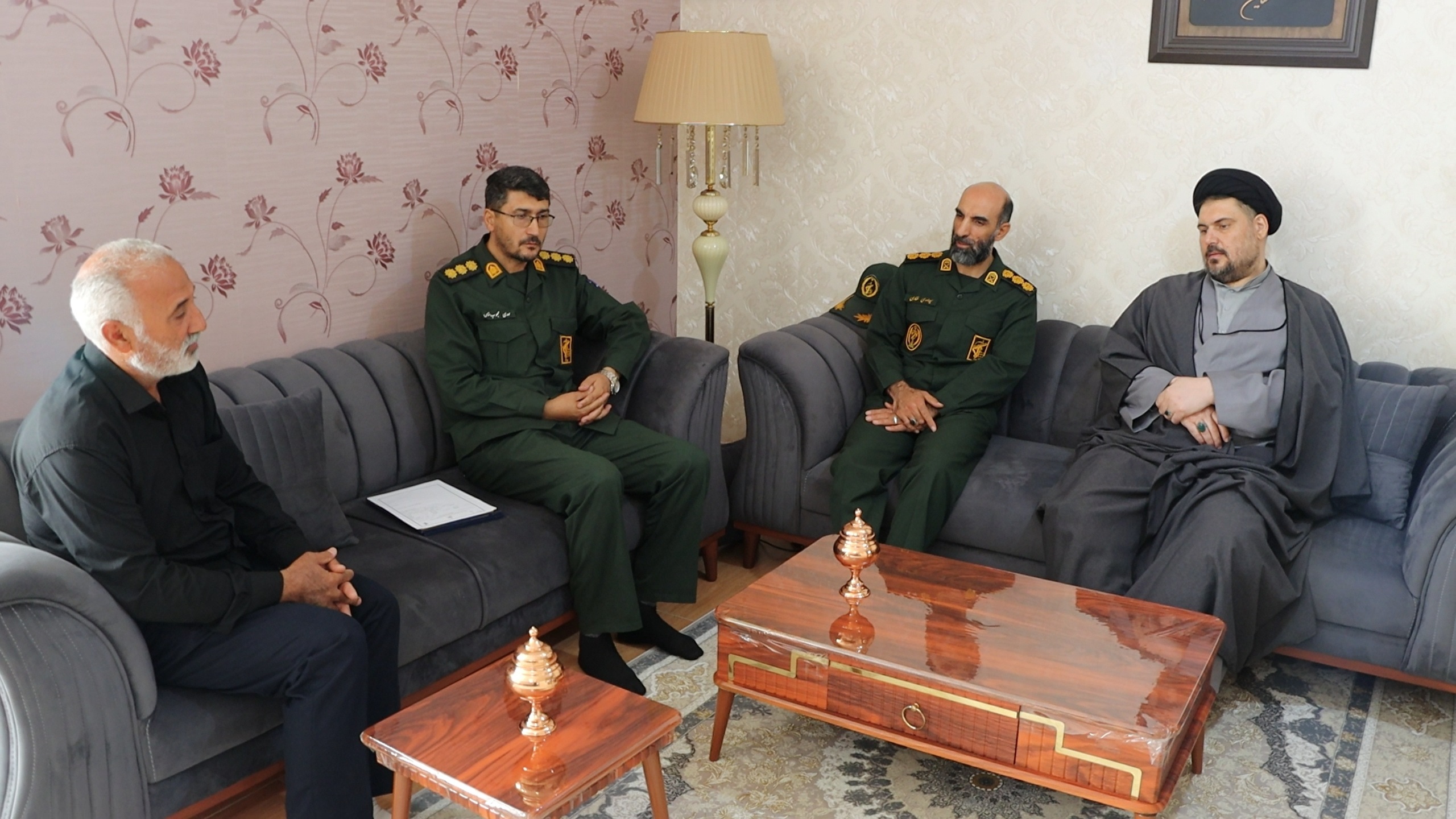 تکریم خانواده شهیدان رضا علیزاده و رامین ولیزاده در ارومیه