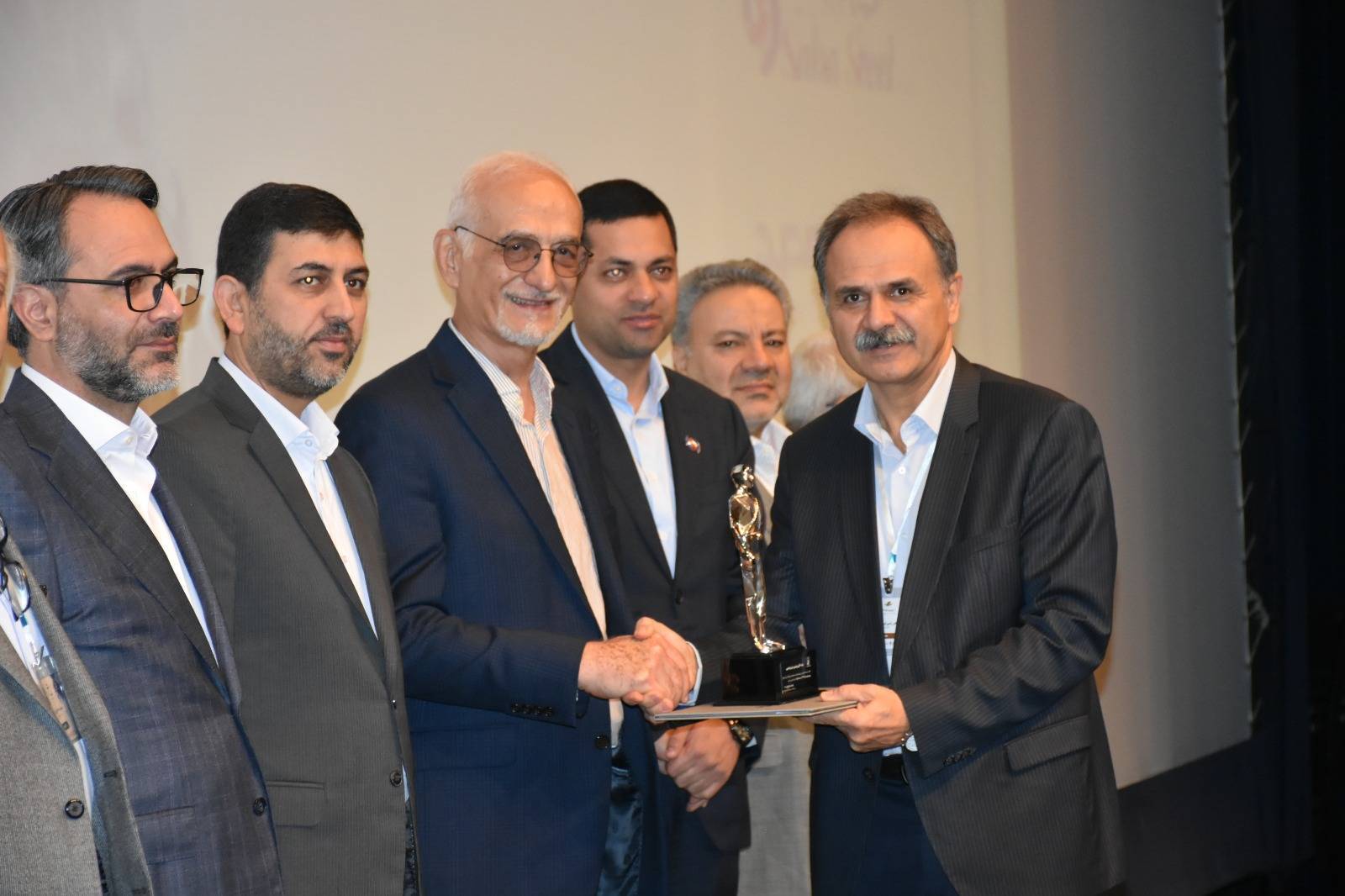 استاد دانشگاه شیراز، برگزیده صنعت فولاد کشور استاد دانشگاه شیراز، برگزیده صنعت فولاد کشور