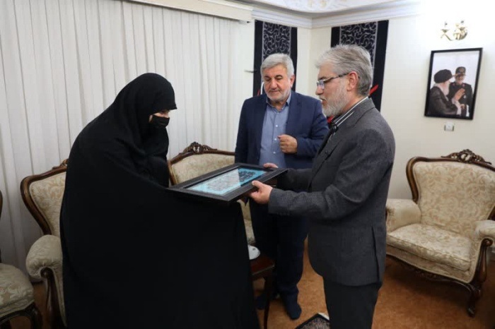 دیدار وزیر علوم با خانواده سردار شهید سلامی/ دکتر سیمایی: شهدای جنگ با اسرائیل وحدتی را رقم زدند که موظف به حفظ آن هستیم