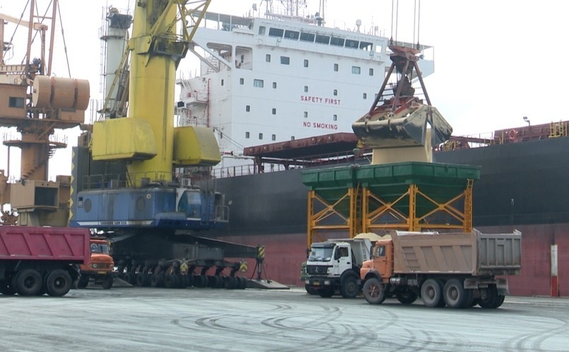 تخلیه بیش از ۵۰ هزار تُن گندم در بندر شهید رجایی بندرعباس تخلیه بیش از ۵۰ هزار تُن گندم در بندر شهید رجایی بندرعباس