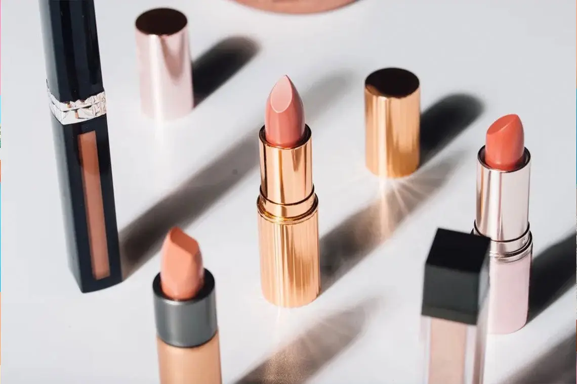 رژ لبهای بی کیفیت سلامت خانمها را به خطر میاندازد رژ لبهای بی کیفیت سلامت خانمها را به خطر میاندازد